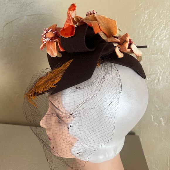 CHIC 1940s\' BROWN FELT TILT HAT + ORANGE FABRIC FLOWERS, FEATHER & DOTTED VEIL main image 11